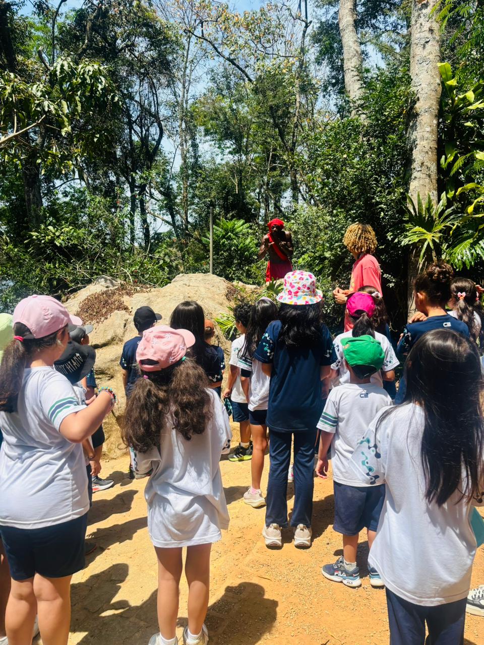 Crianças em atividade educativa ao ar livre